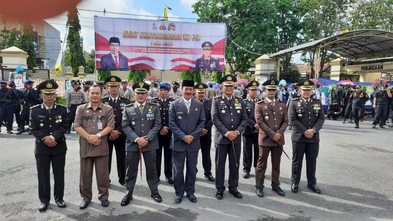 Dandim 0826 Hadiri Upacara Hari Bhayangkara ke 76 di Polres Pamekasan