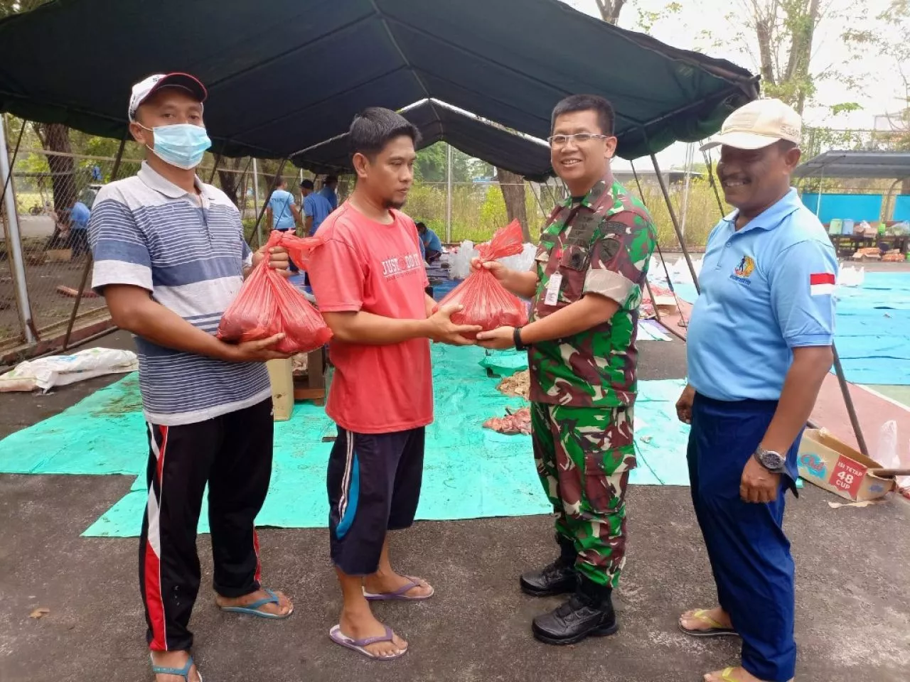 Danlanud Muljono Serahkan Hewan Kurban Kepada Masyarakat Sekitar