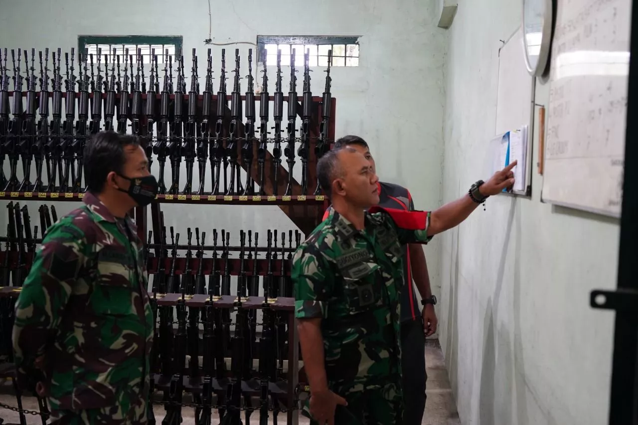 Cek Gudang Senjata, Kasrem 084 Bhaskara Jaya Tekankan Patuhi Protap