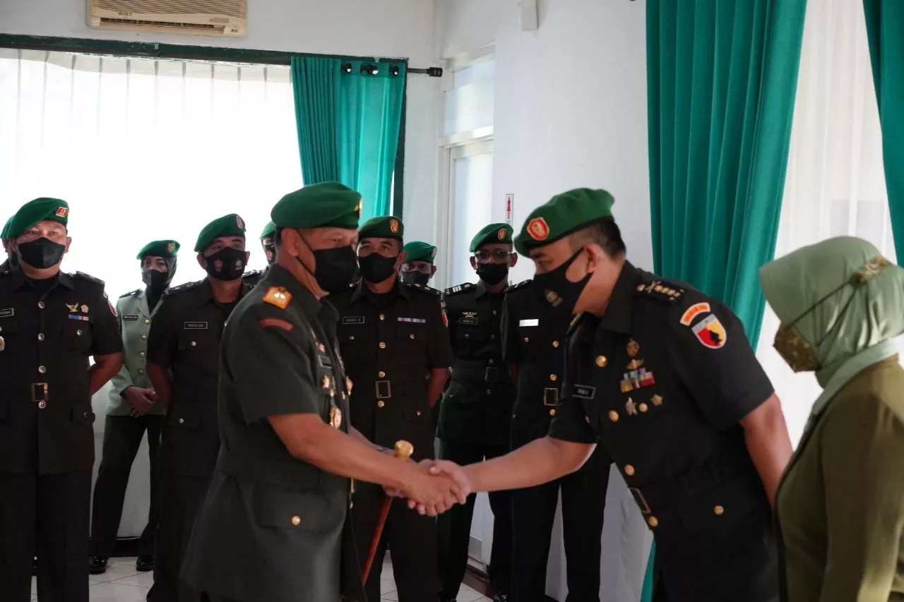 Danrem 084 Bhaskara Jaya Pimpin Sertijab Kasiren dan Kasi Ops Korem Serta Tradisi
