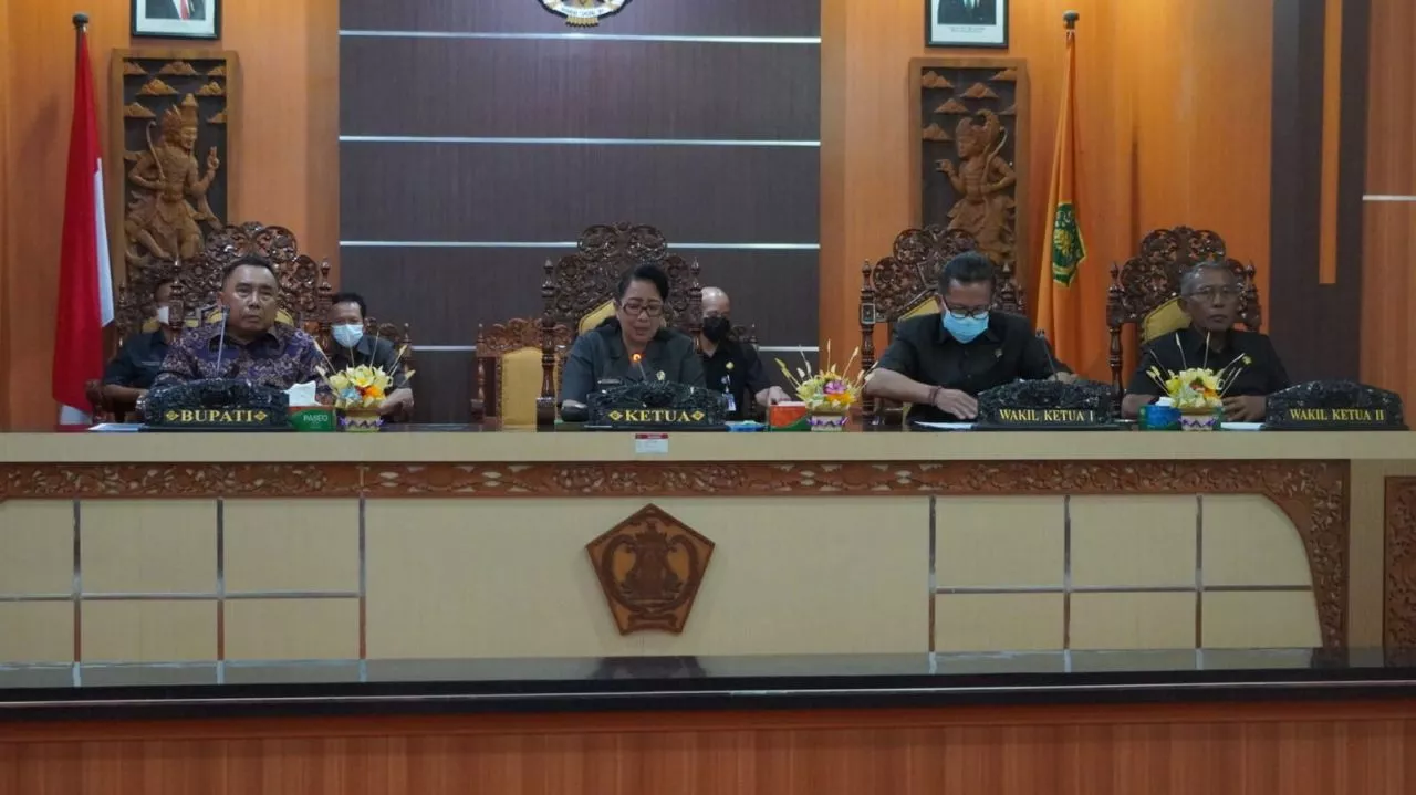 Sidang Paripurna, Bupati Tamba Sampaikan Dua Ranperda