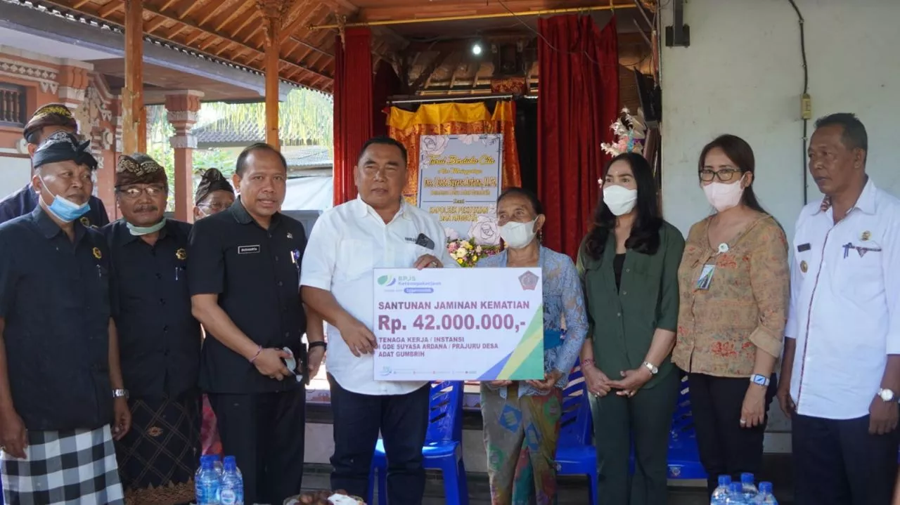 Bupati Tamba Bersama BPJS Ketenagakerjaan Serahkan Santunan Kematian