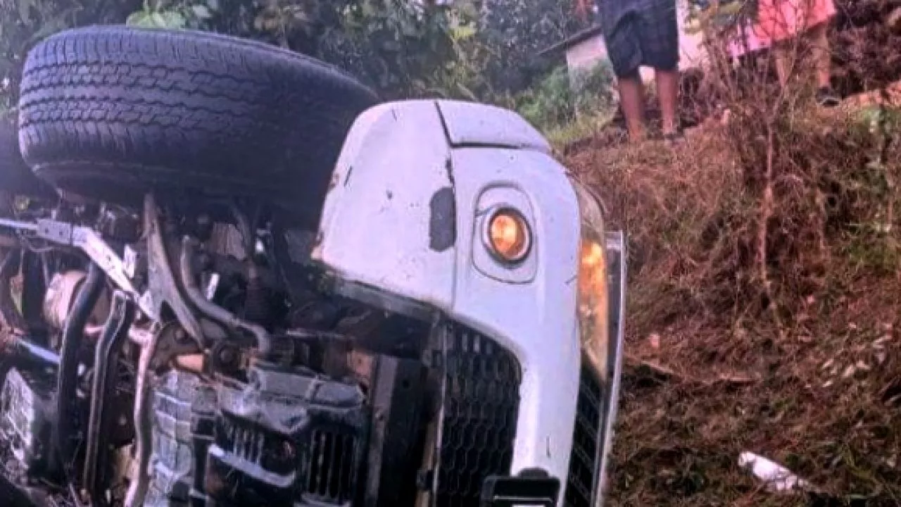 Laka Menimpa dua Anggota DPRD Pangkalpinang, Kaca dan Atap Depan Hancur