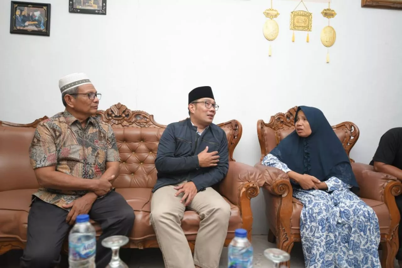 Ridwan Kamil Sambangi Keluarga Ikhsan, Pelajar yang Hanyut di Sungai Bangek