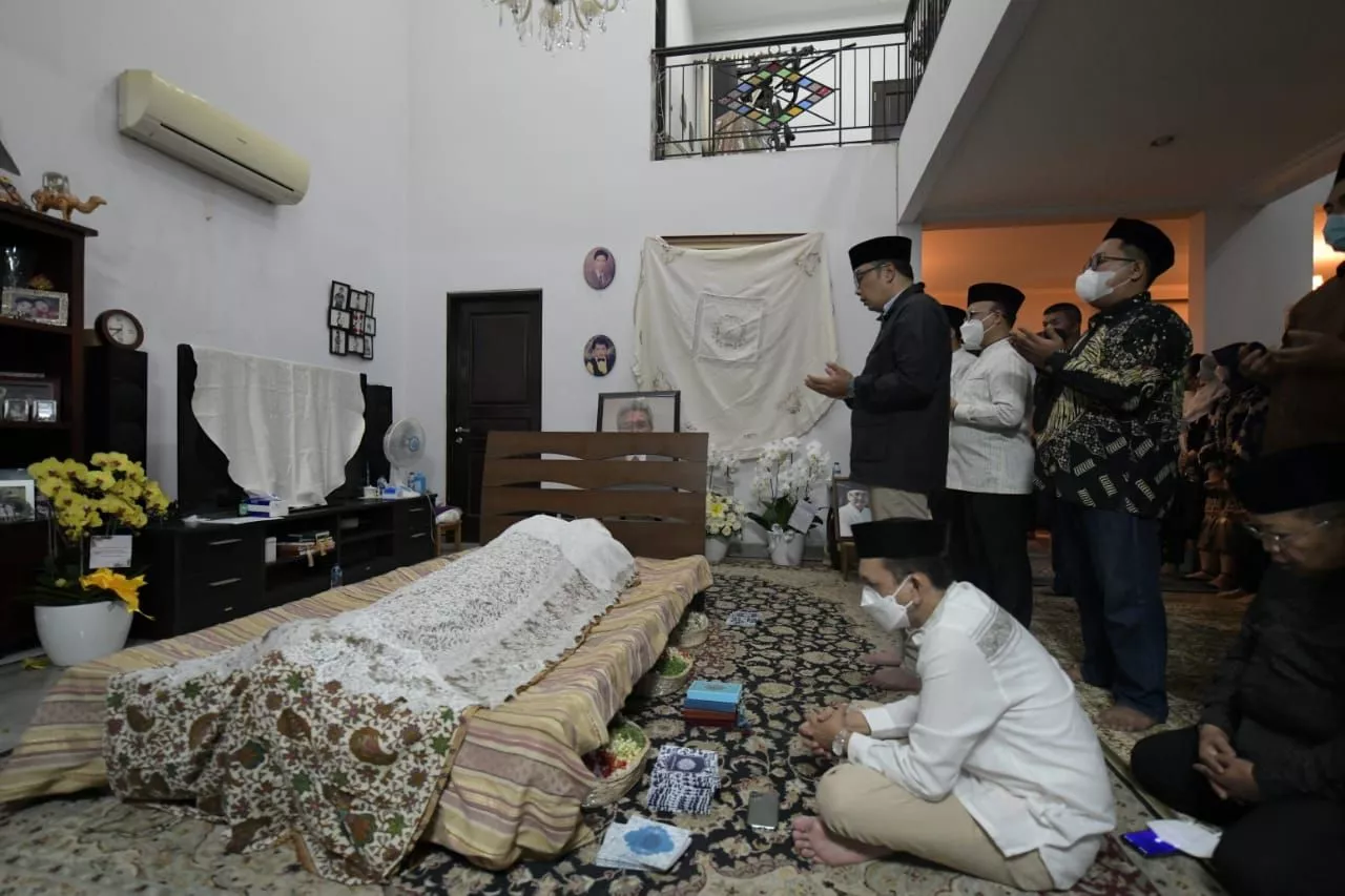 Ridwan Kamil Takziah ke Rumah Ayahanda Emil Dardak yang Alami Kecelakaan