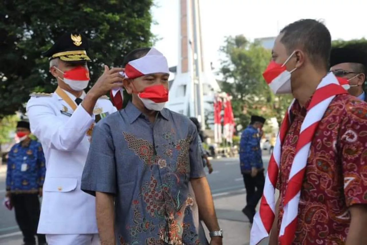 Eks Napiter JI Ikut Upacara HUT RI, Ganjar Sematkan Hasduk Merah Putih