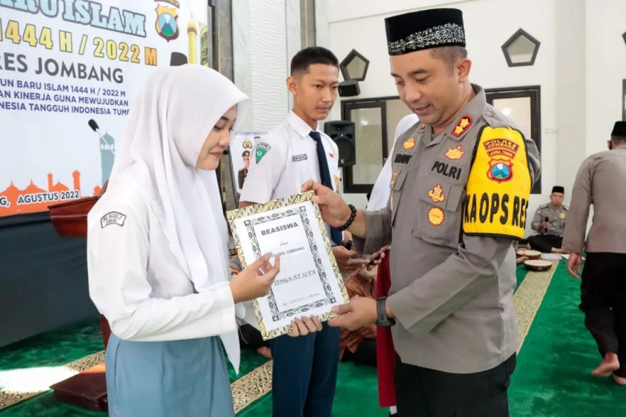 Pelajar Berprestasi Dapat Bea Siswa Dari Kapolres Jombang