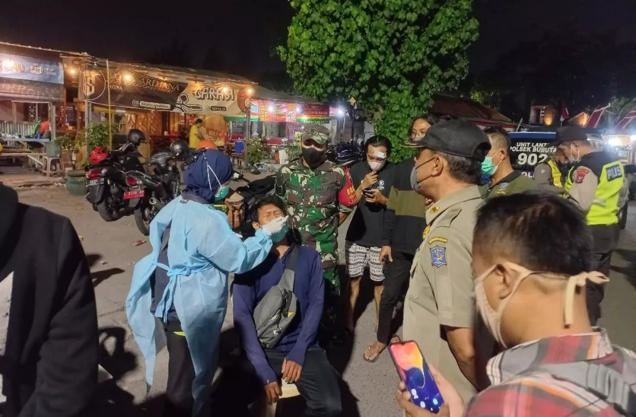 Babinsa Koramil Bubutan Bersama Empat Pilar Gelar Patroli Swab Hunter
