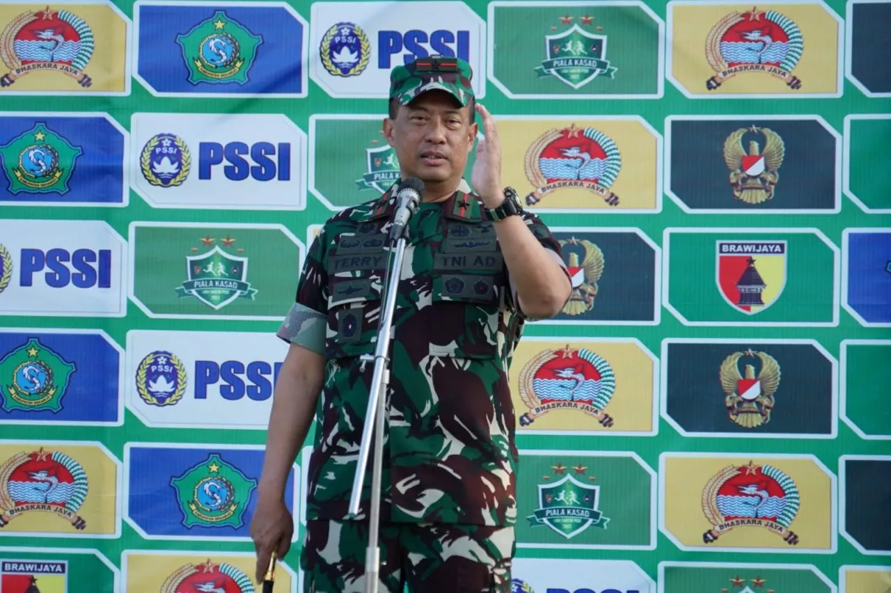 Danrem 084 Serahkan Trophy Kompetisi Sepak Bola PSSI Liga Santri Piala KASAD