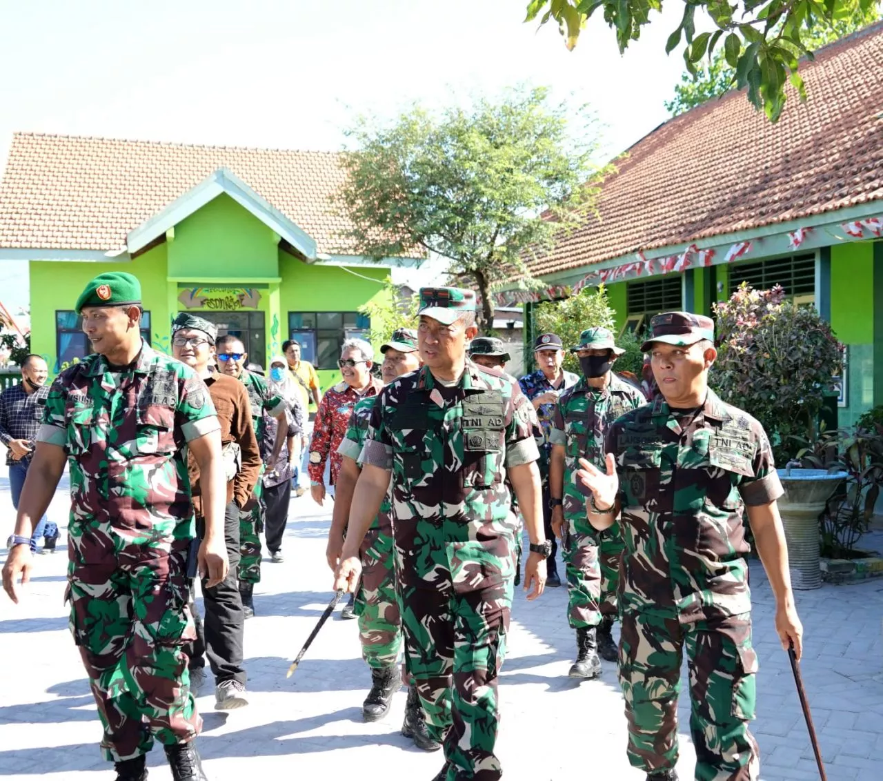 Danrem 084 Bhaskara Jaya dan Waasintel Pam KASAD Kunjungi Lokasi TMMD di Desa Rejeni Krembung Sidoarjo
