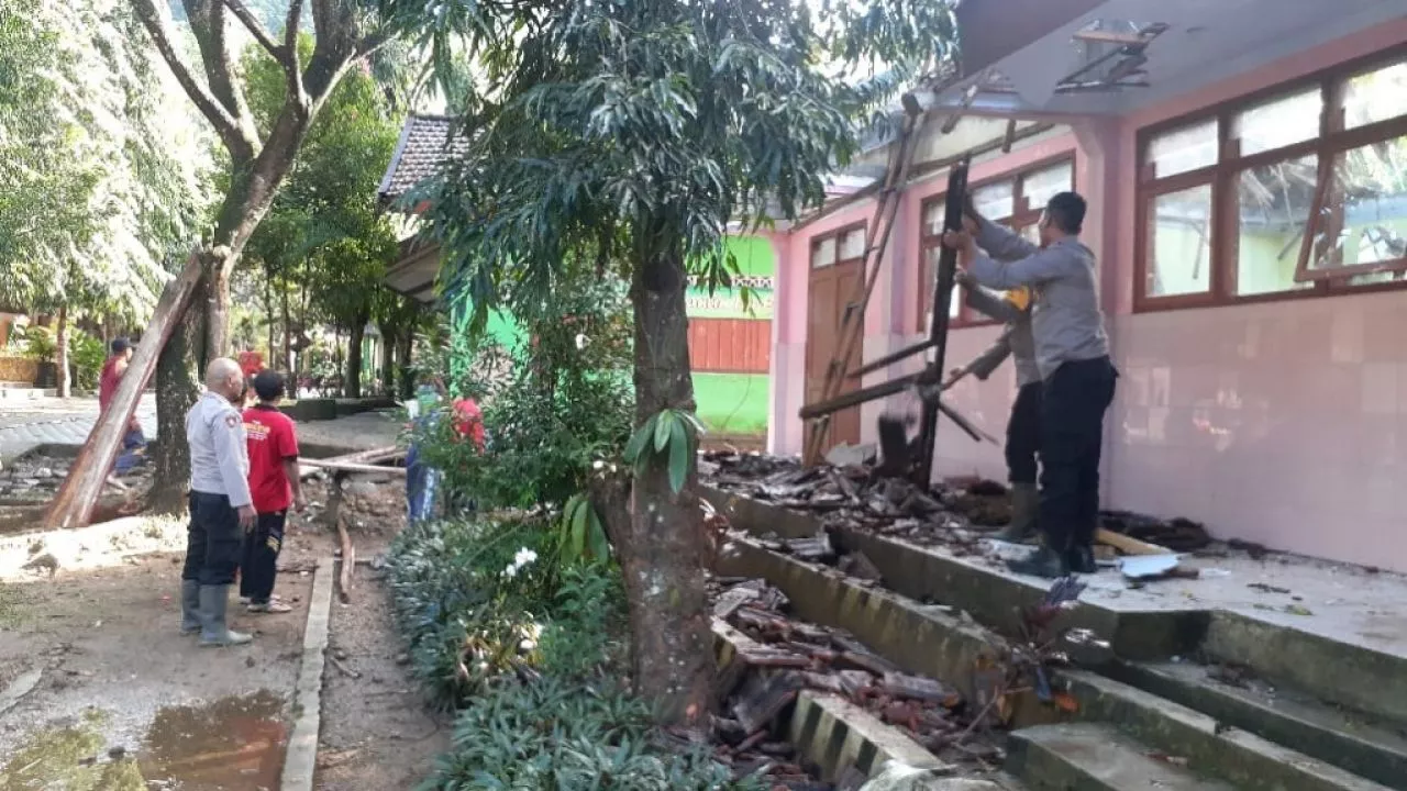 Kolaborasi Polisi dan Warga, Kerja Bakti Bersihkan Puing Atap Sekolah yang Ambruk