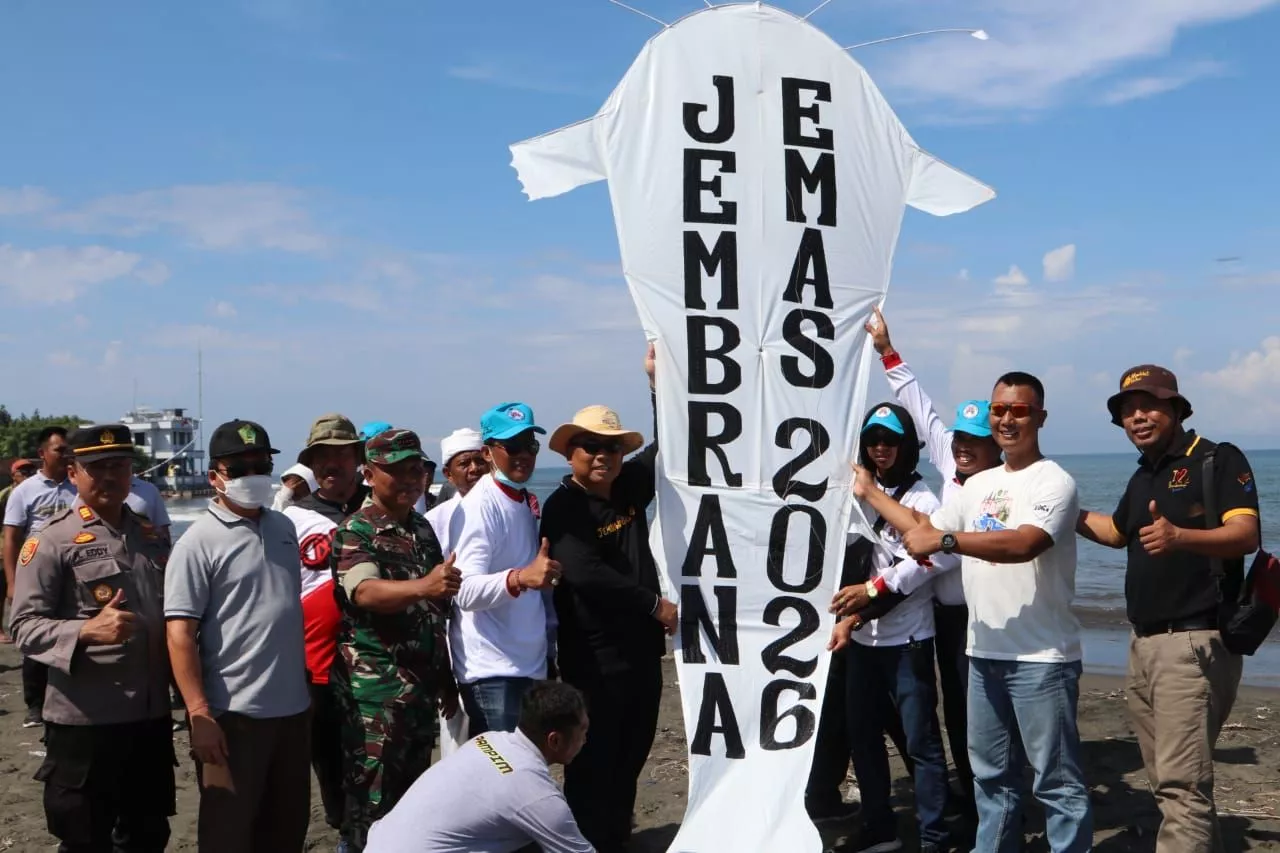 Bupati Tamba Buka Jembrana Festival Layang-layang 2022