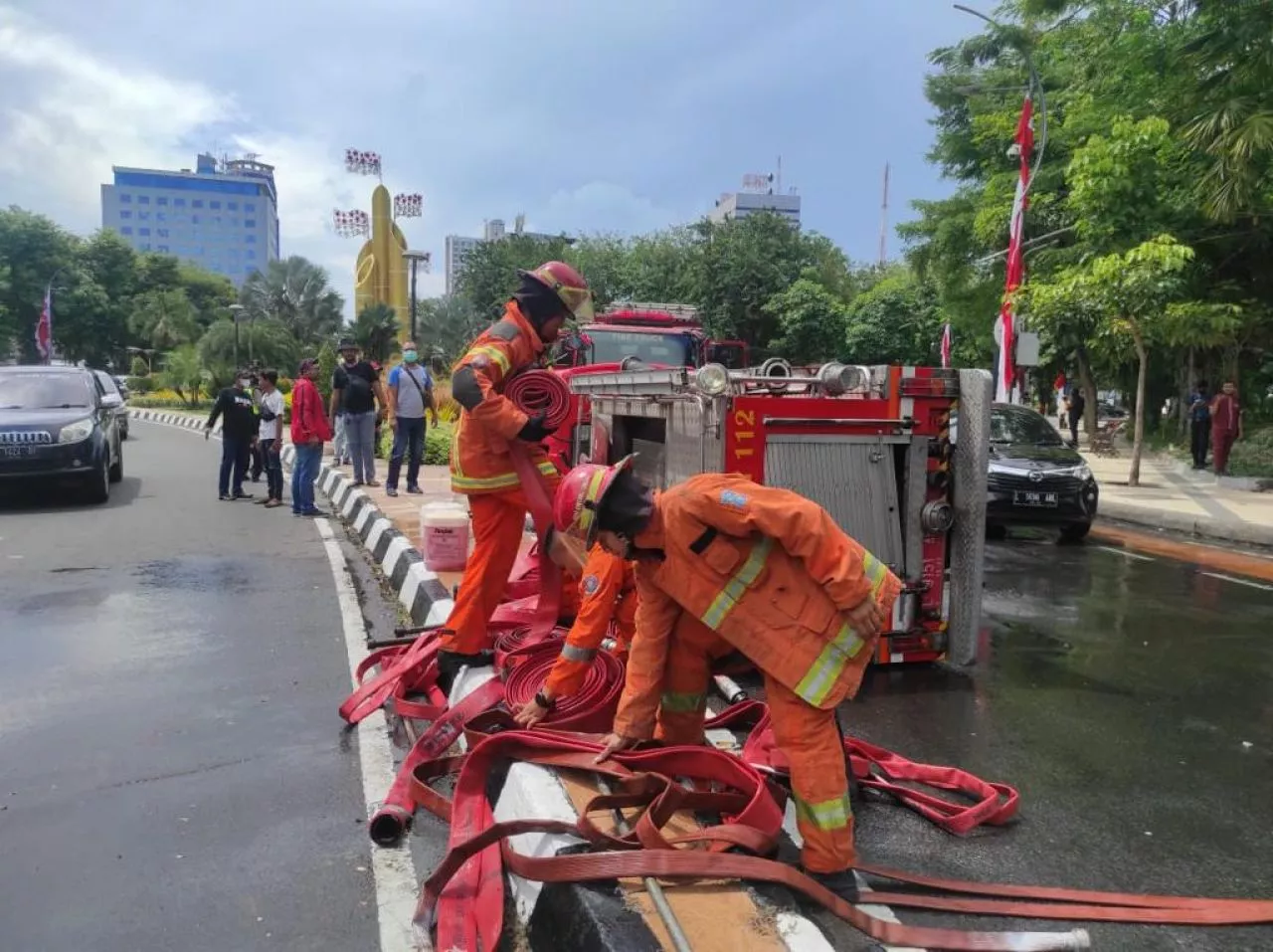 Hendak ke Lokasi Kebakaran di Ngagel, Damkar Terguling di Tikungan Bambu Runcing