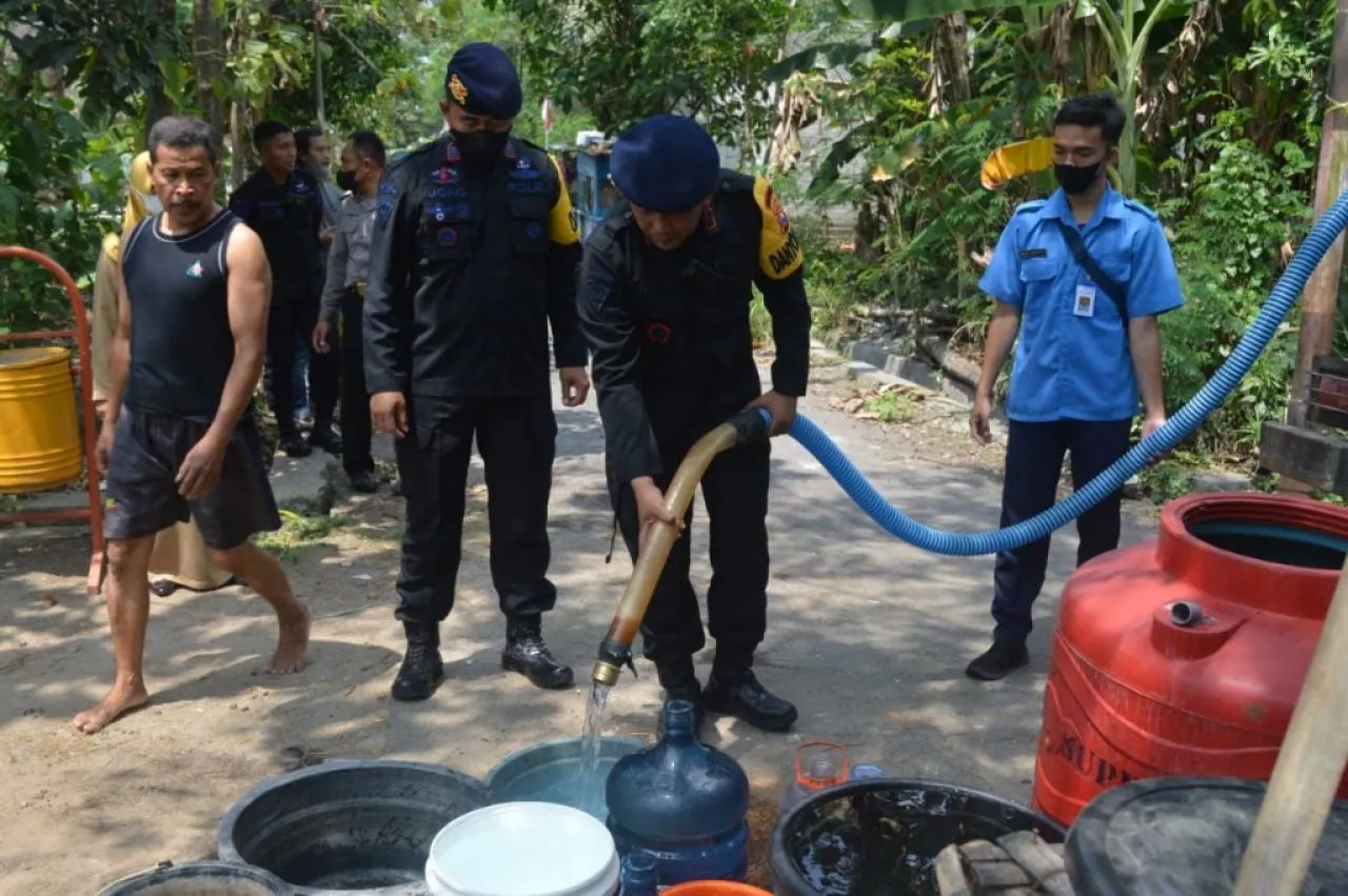 Kekurangan Air Bersih, Brimob Polda Jatim Berikan Bantuan Air Bersih