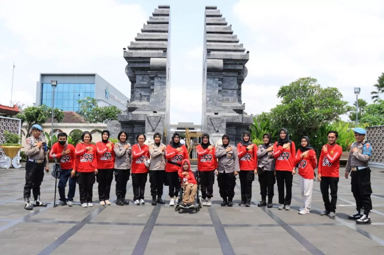 Ziarah ke Makam Bung Karno, Polwan Polres Malang Kota Ajak Penyandang Disabilitas