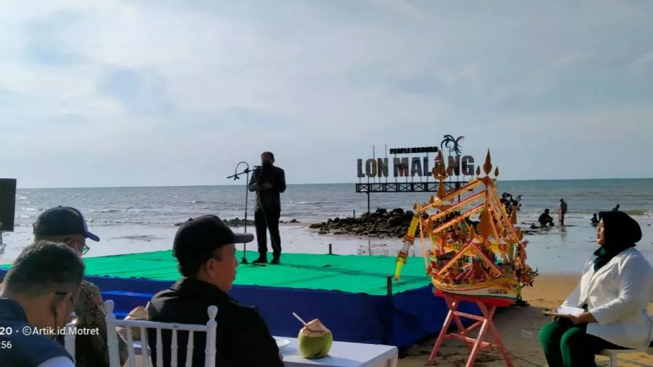 Menyambut Tahun Baru Islam, Ada Petik Laut di Pantai Lon Malang Sampang