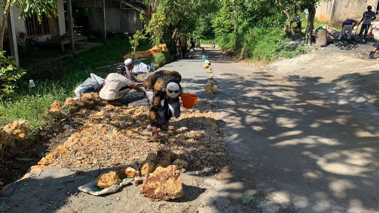 Dukung Pemerintah, Masyarakat Sokobanah Sampang Bangun Jalan Secara Swadaya