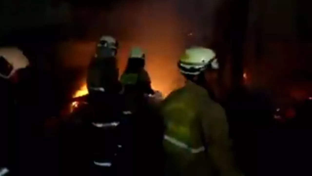 Lapak Barang Bekas di Jatinegara Terbakar, 12 Unit Dankar Dikerahkan ke Lokasi
