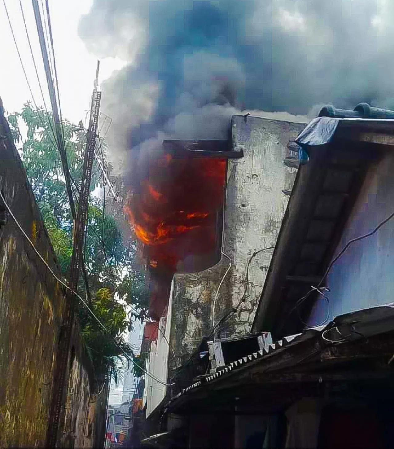 Terjadi Kebakaran Rumah di Dekat Kantor PLN Ngagel, Saat Ini Proses Pemadaman