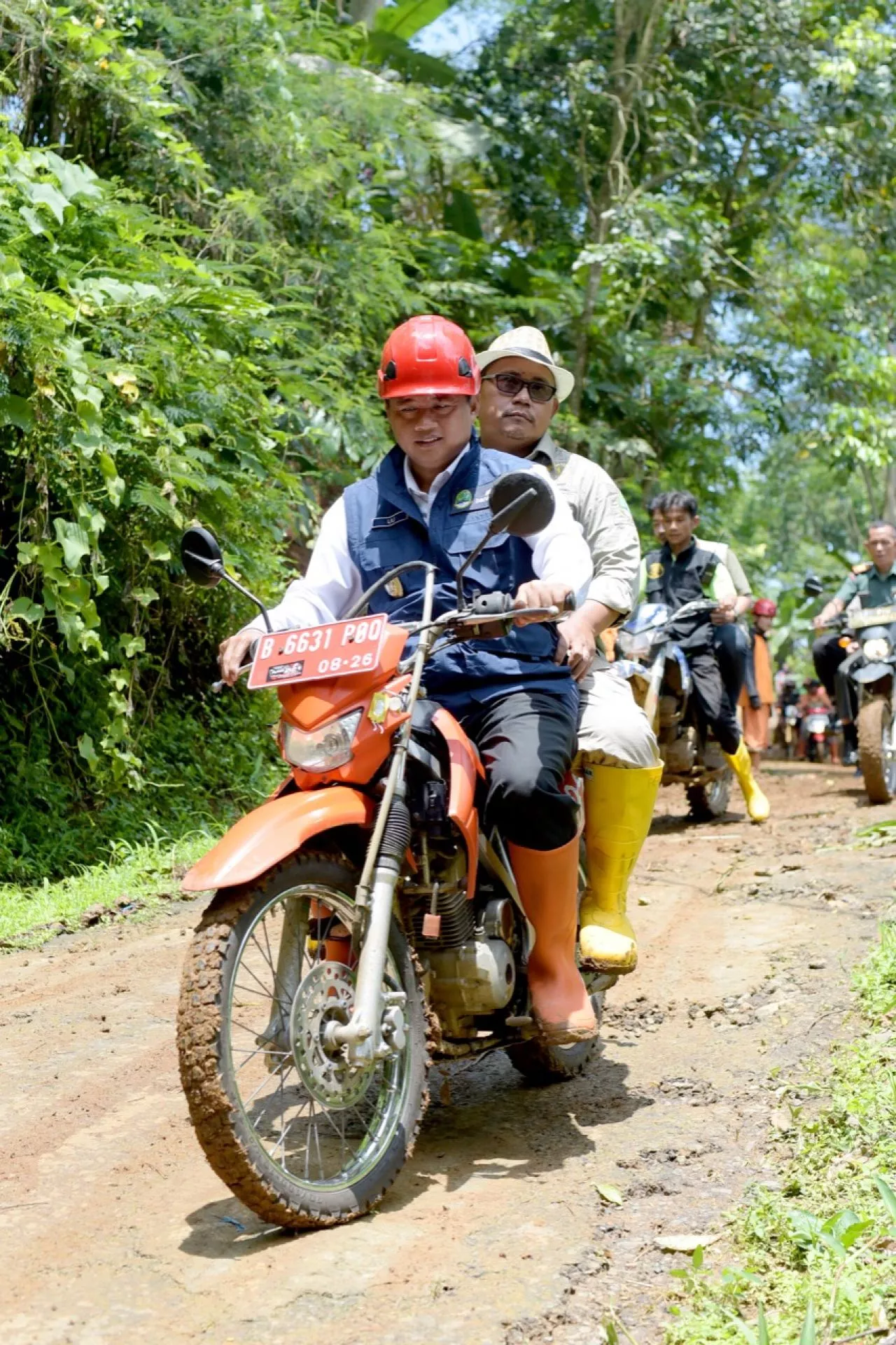 Wagub Jabar Serahkan Bantuan kepada Korban Bencana Longsor di Ciamis