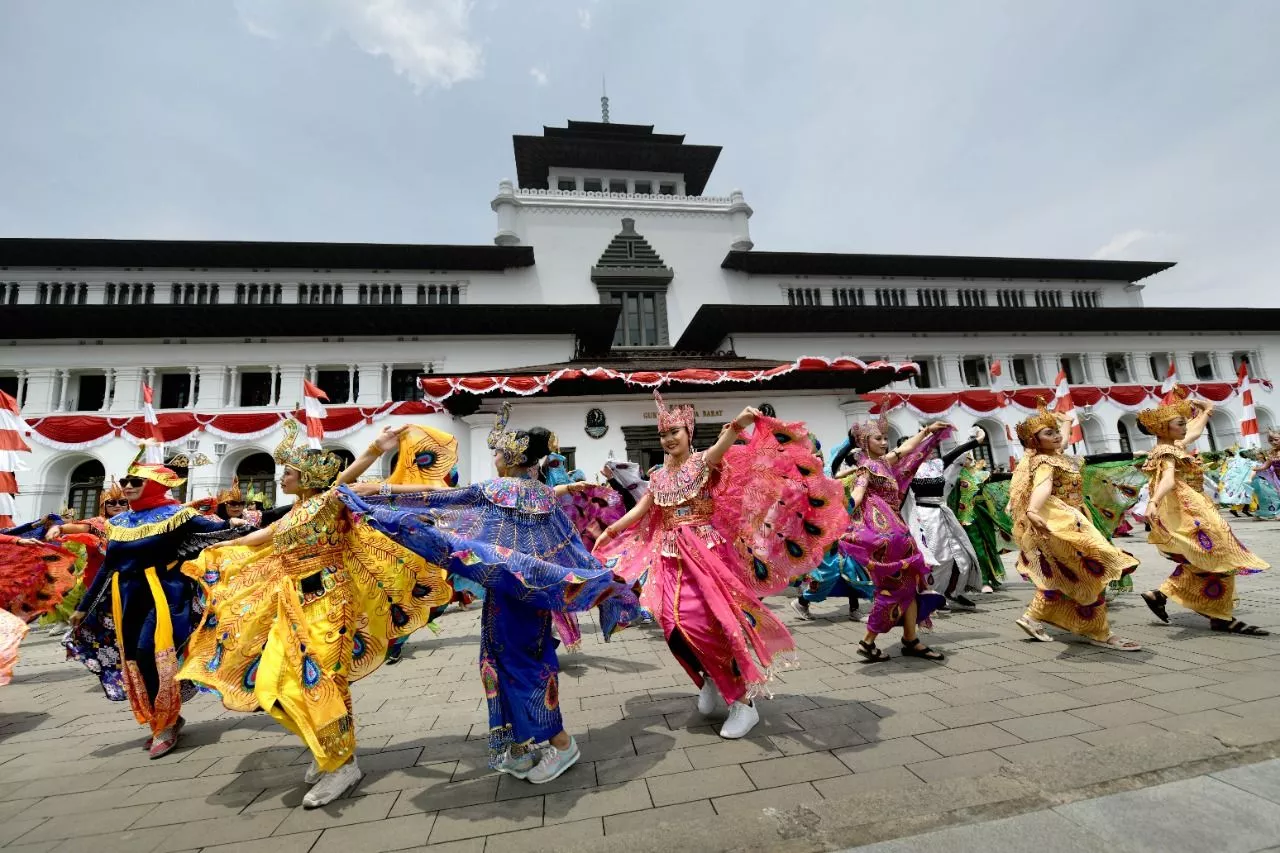 Jadi Warisan Budaya Tak Benda, Tari Merak Digelar Massal di Gedung Sate