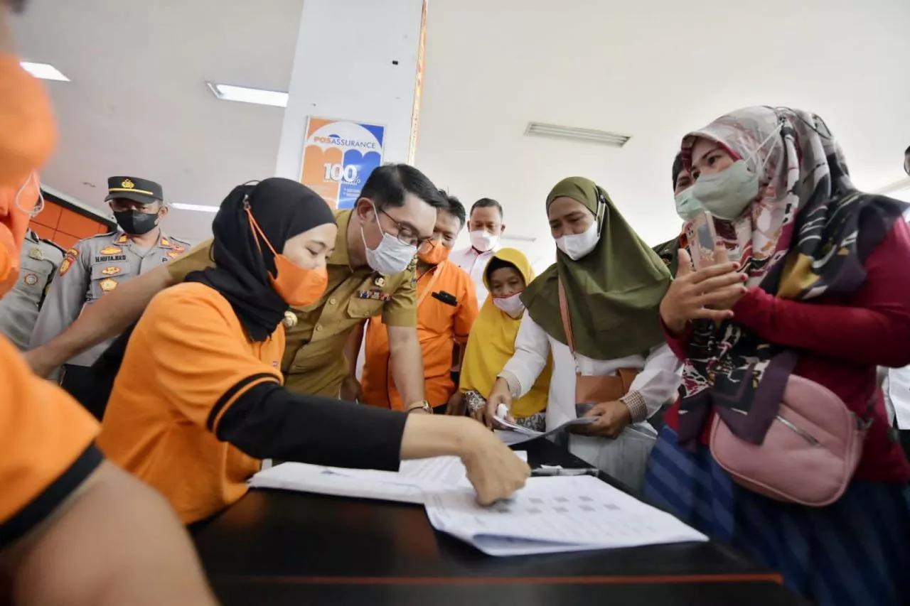 Gubernur Jawa Barat Ridwan Kamil Pantau Pembagian BLT BBM di Bekasi