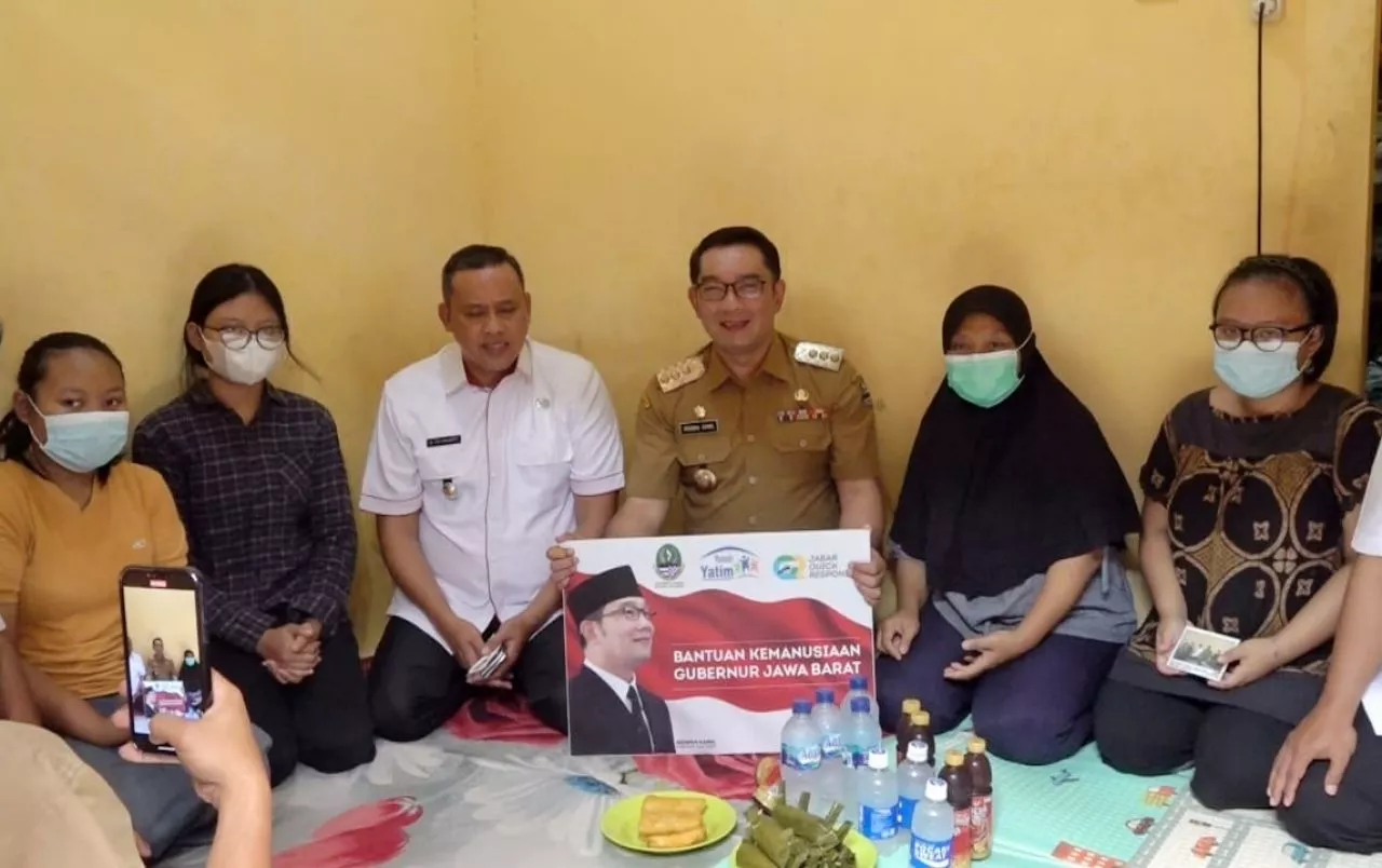 Ridwan Kamil Serahkan Bantuan kepada Keluarga Yatim di Kota Bekasi