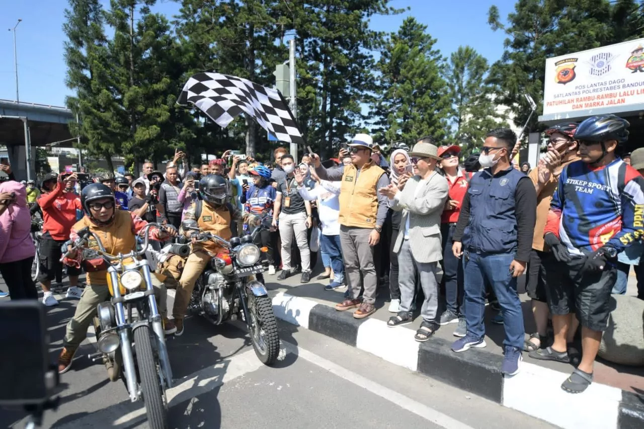 Ridwan Kamil Ingatkan Kelompok Penyanyi Jalanan Jabar agar Jaga Persatuan