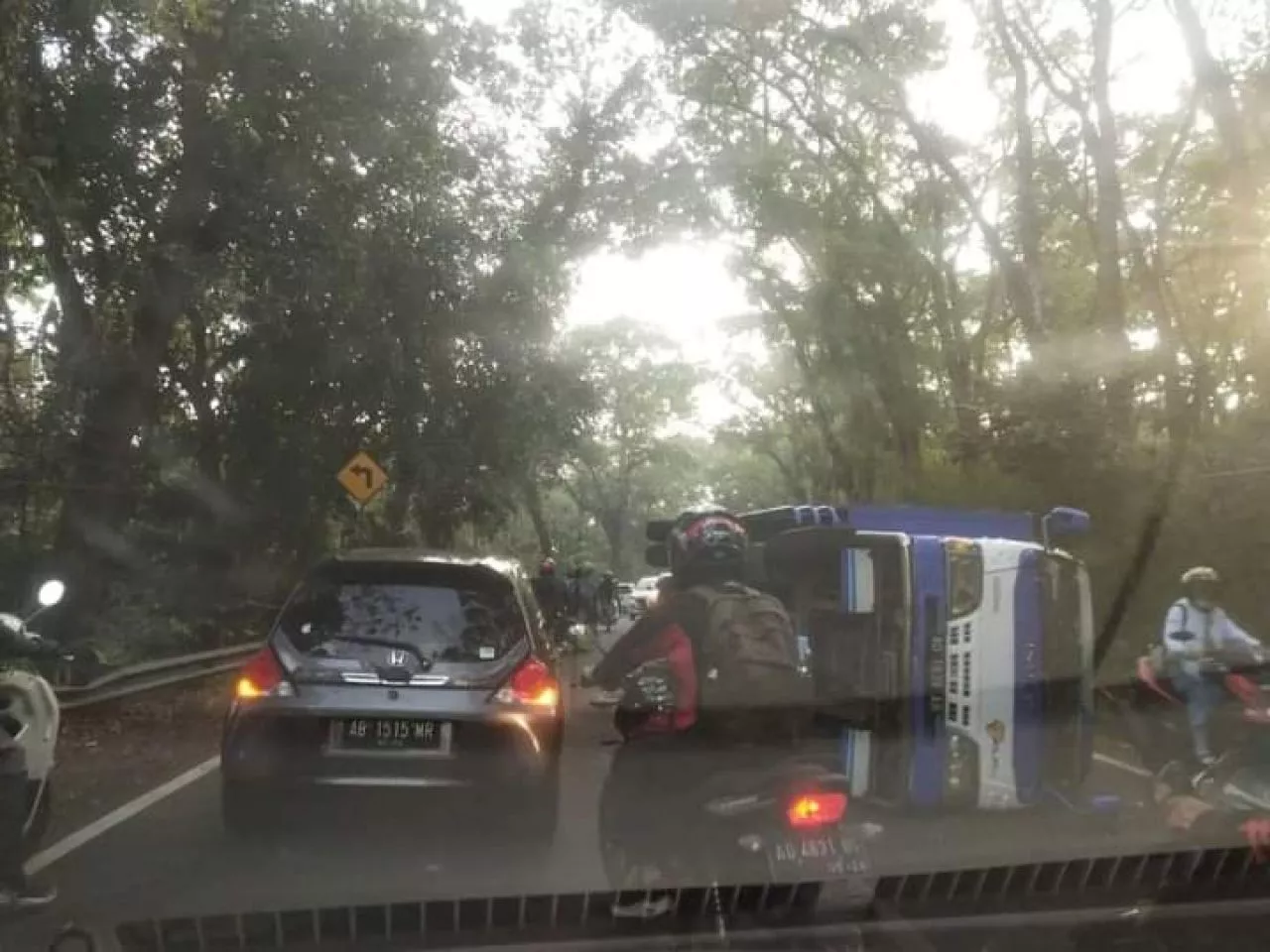 Ada Laka Truk Terguling di Ruas Jalan Jogja, Hati-hati Karena Sedikit Macet
