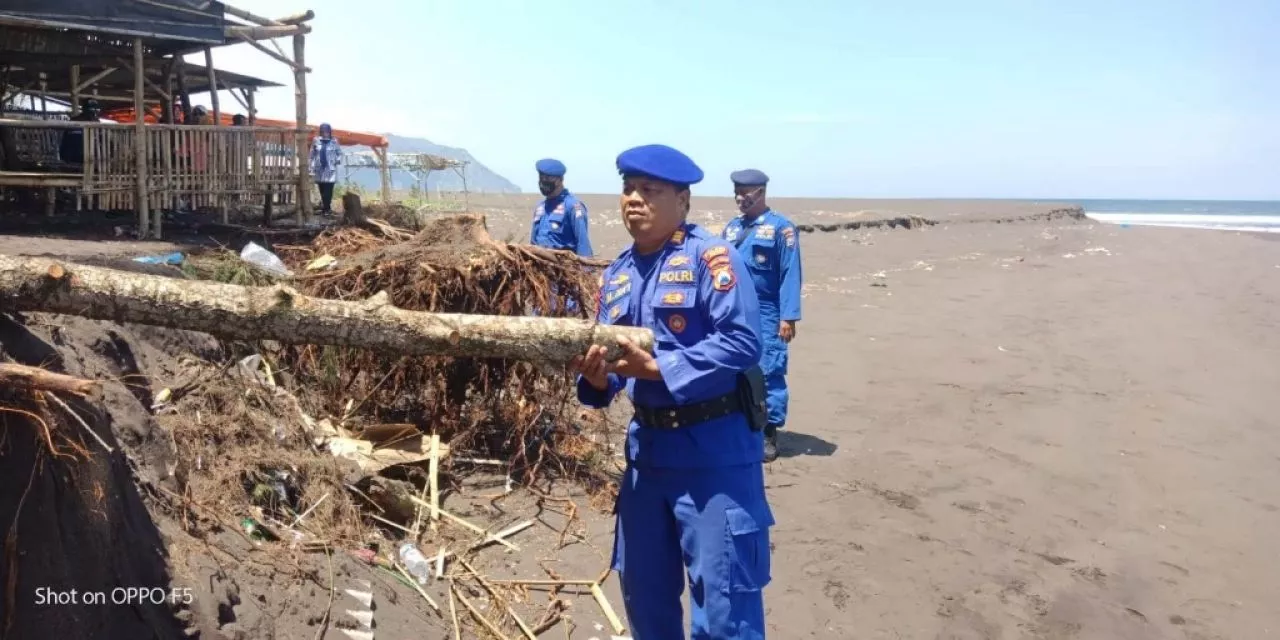 Satpol Airud Polres Jember Lakukan Mitigasi Sebagai Bentuk Antisipasi Banjir Rob