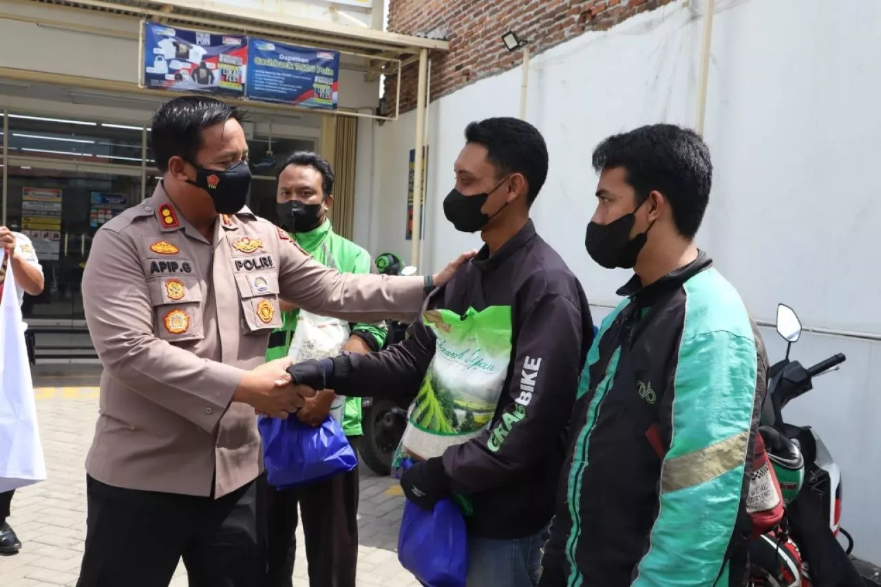 Tukang Ojek Dapat Pembagian Sembako Dari Kapolres Mojokerto