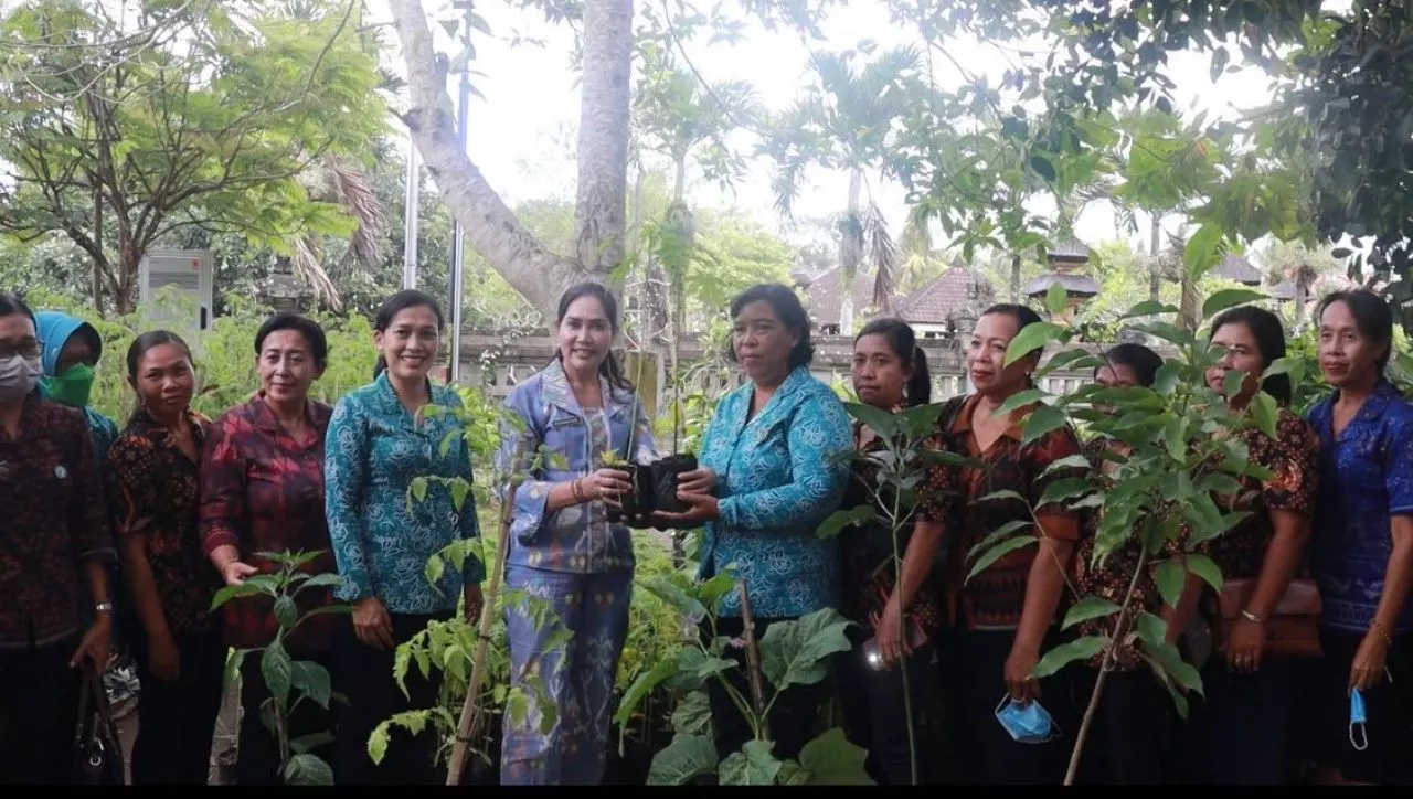 Ny. Candrawati Tamba Serahkan Bantuan Bibit untuk Dukung Ketahanan Pangan
