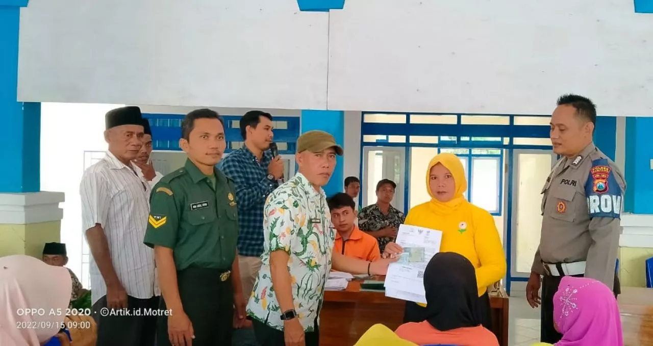 Kerja Cepat, Pemdes Tamberu Barat Salurkan BLT BBM di Balai Desa