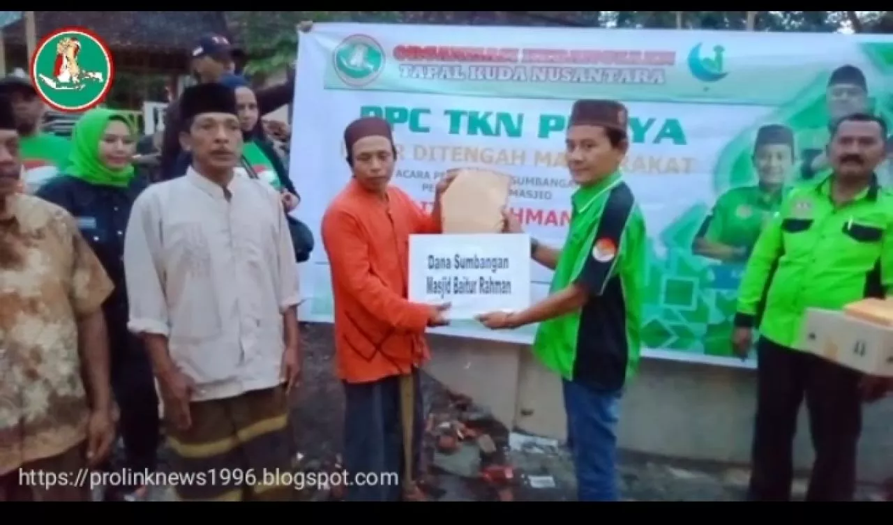 DPC TKN Probolinggo Raya Berikan Bantuan Untuk Masjid Baiturahman