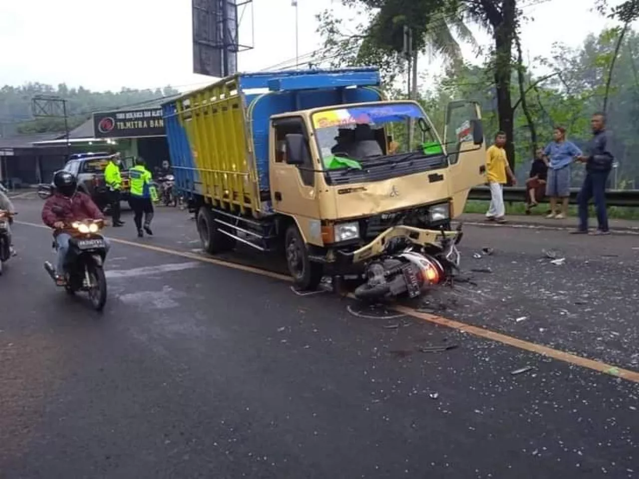 Laka di Jalan Pedotan Wetan, Pemotor Terlindas Truk Hingga Patah Tulang