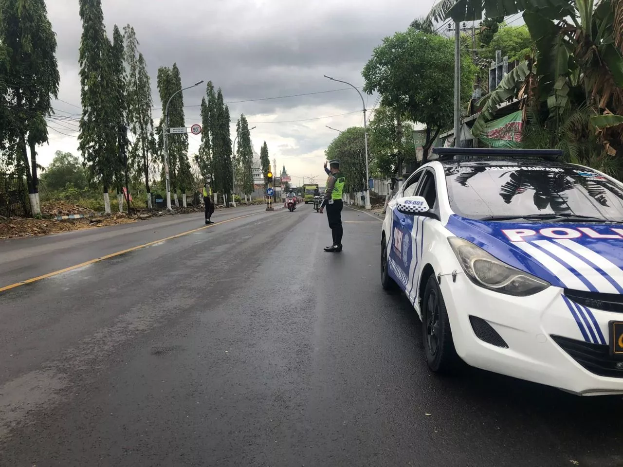 Antisipasi Laka di Musim Hujan, Sat Lantas Polres Sampang Masifkan Patroli