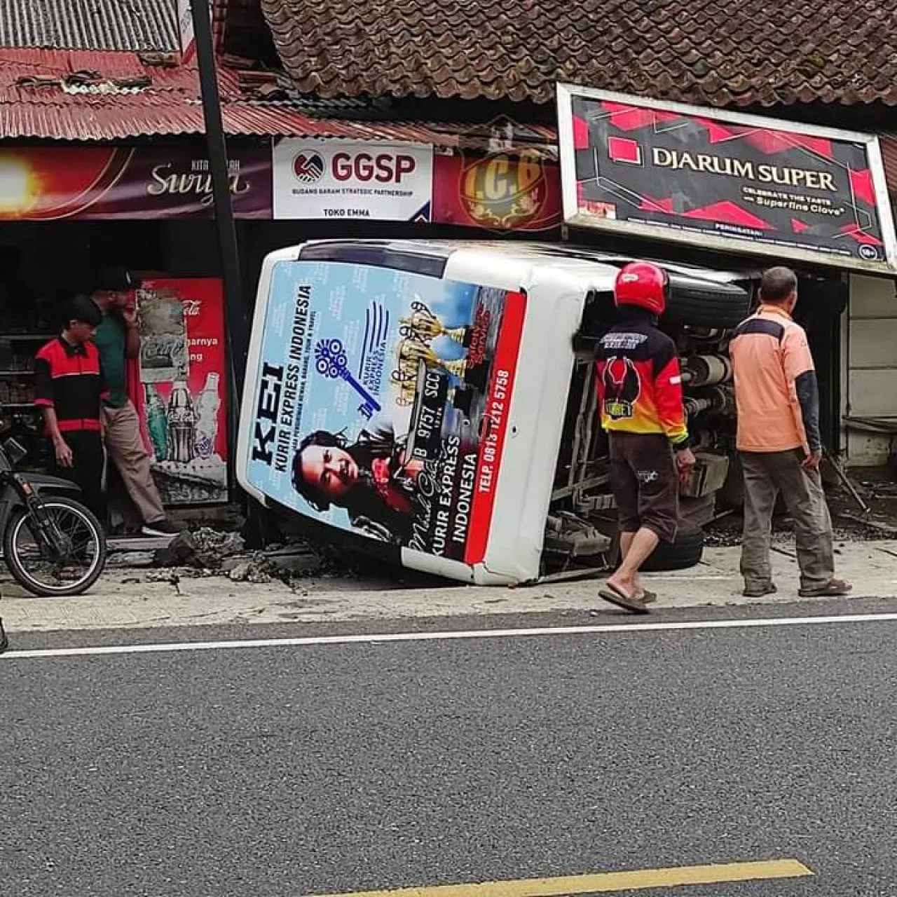 Mobil Elf di Banjarnegara Menghantam Warung Milik Emma, Pengemudi Syok