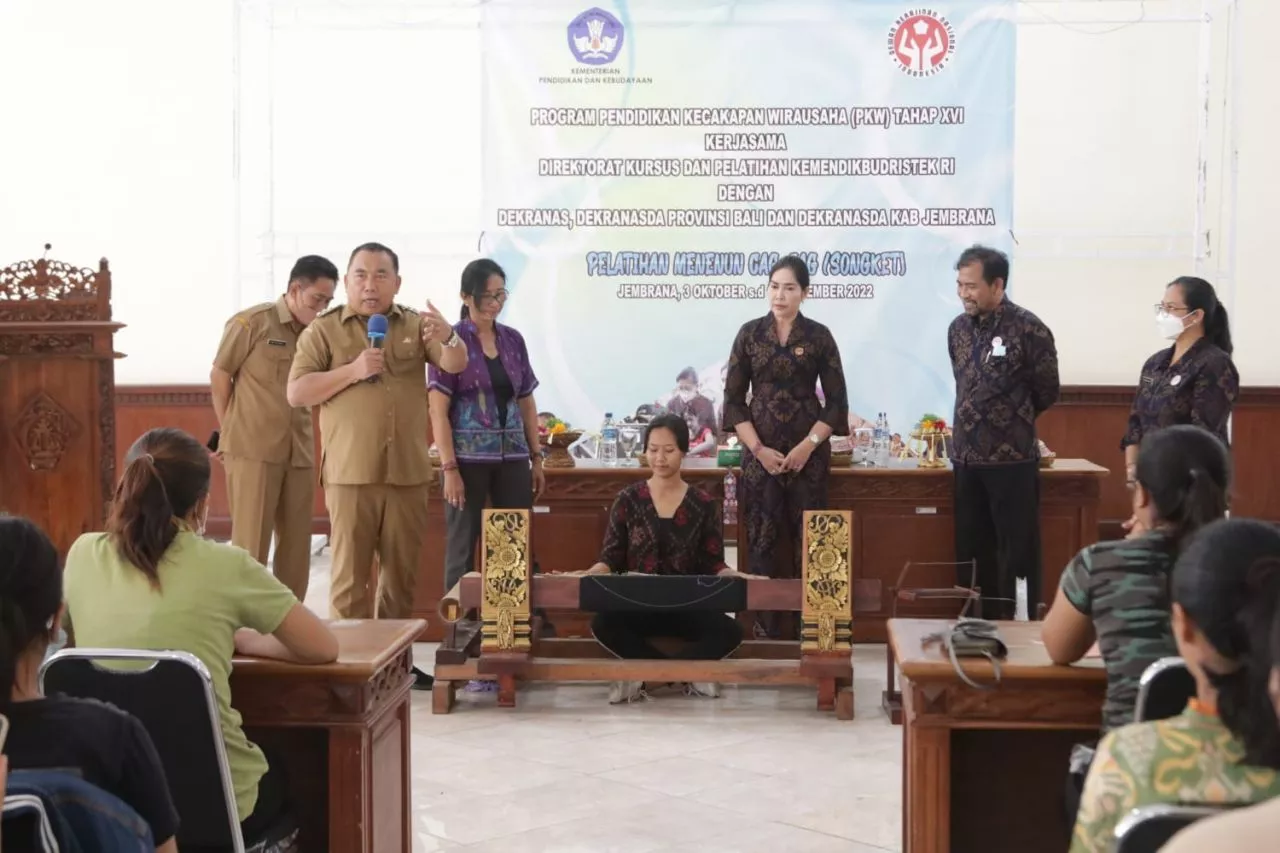 Dorong anak muda Jembrana jadi wirausaha , Bupati Tamba Buka Pelatihan Tenun