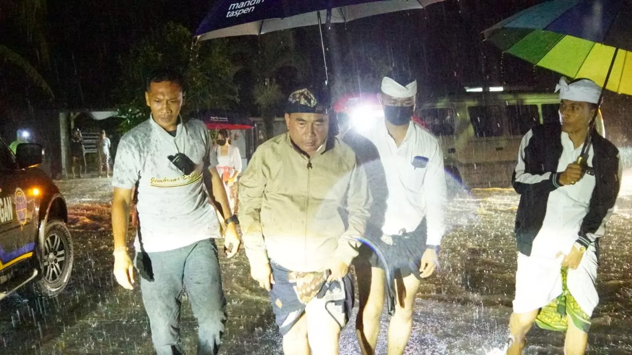 Gerak Cepat, Bupati Tamba Tinjau Lokasi Banjir Pekutatan Pastikan Warga Aman