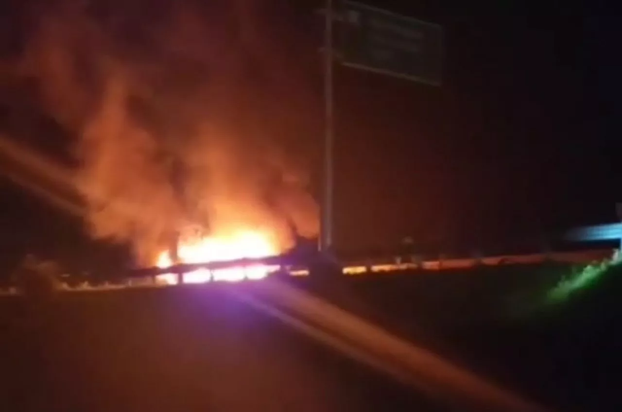 Nissan X-Trail di Ngawi Hantam Truk Gandeng Hingga Terjadi Ledakan dan Terbakar