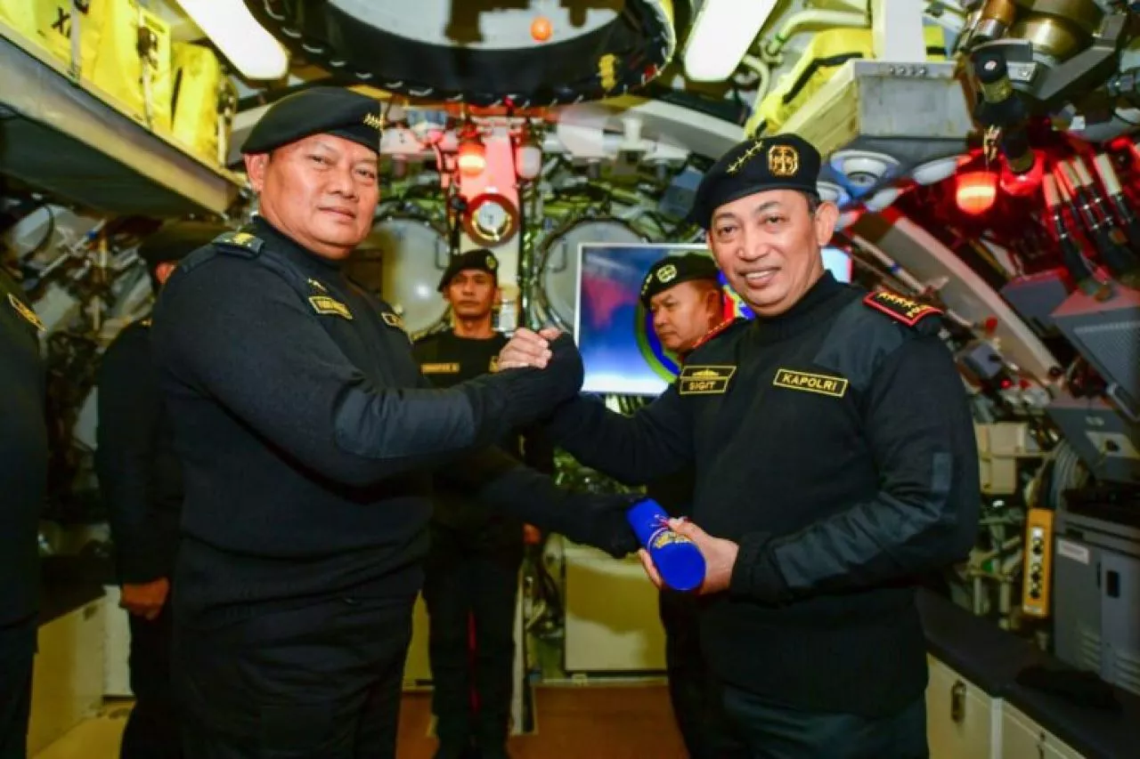 Jenderal Pol Listyo Sigit Prabowo Terima Kehormatan Brevet Hiu Kencana
