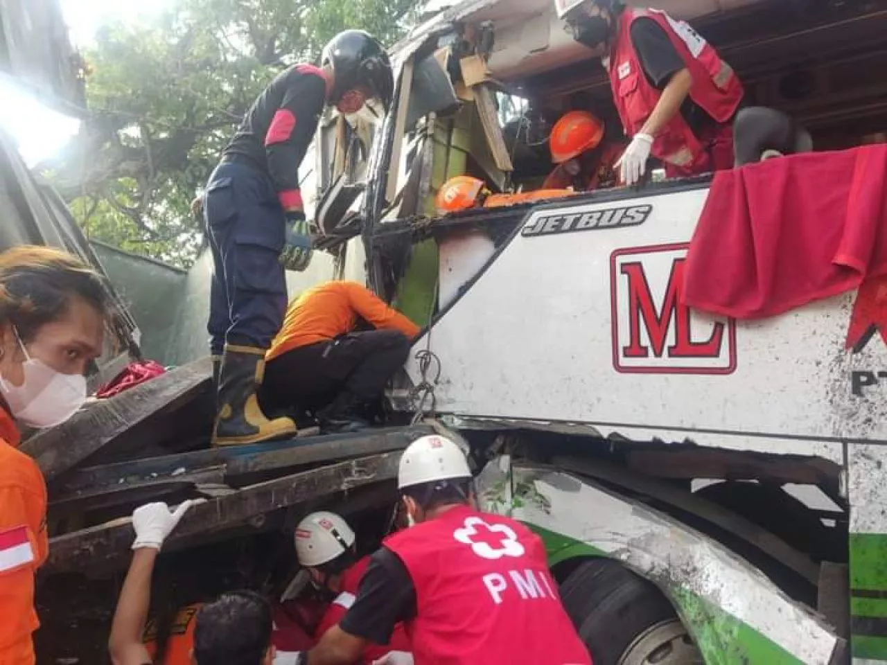 Bus di Bantul Hantam Truk yang Sedang Parkir, Kernet Bus Tewas di Tempat
