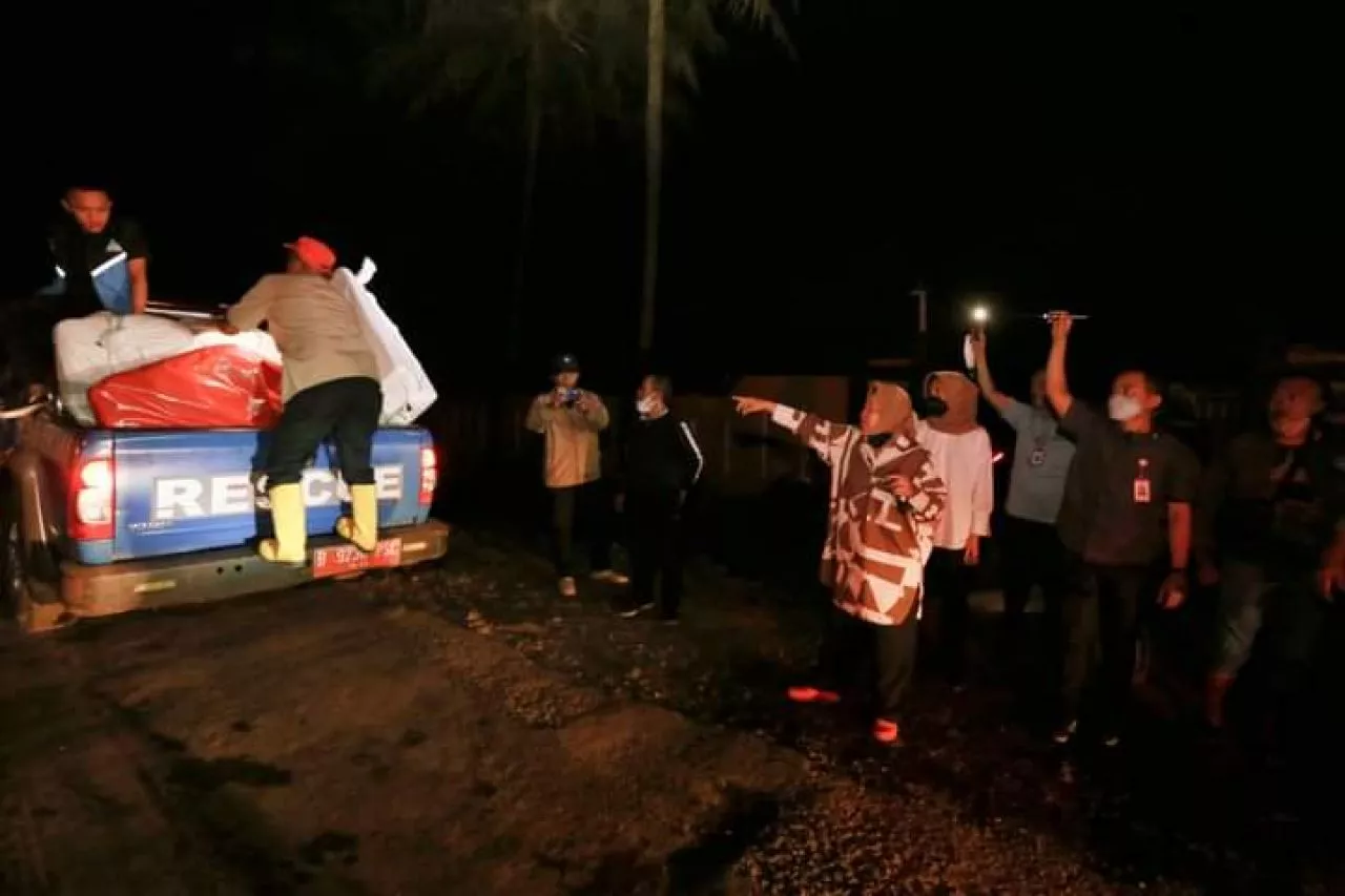 Bencana Gemba di Cianjur, Mensos Risma Terjun Langsung Distribusikan Logistik