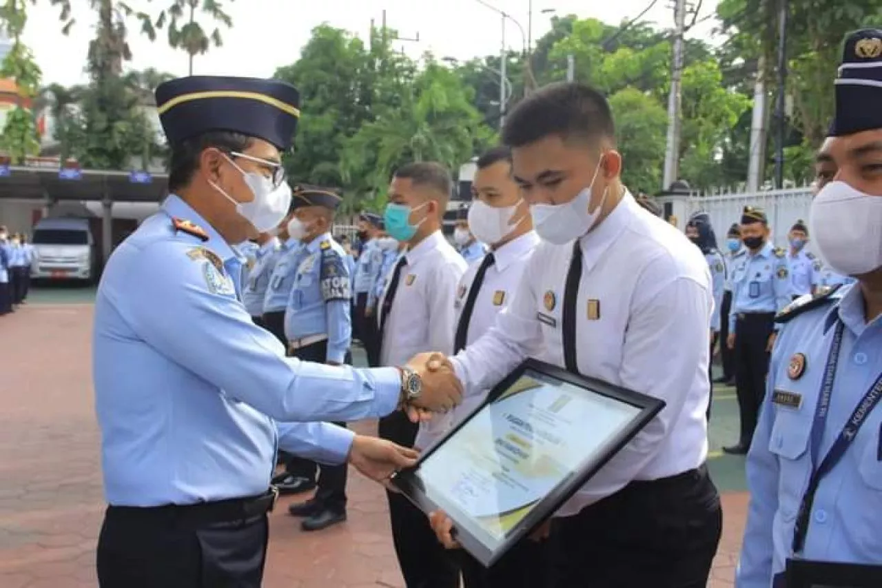 Kemenkumham Jatim Beri Penghargaan Empat Pegawai Lapas Banyuwangi