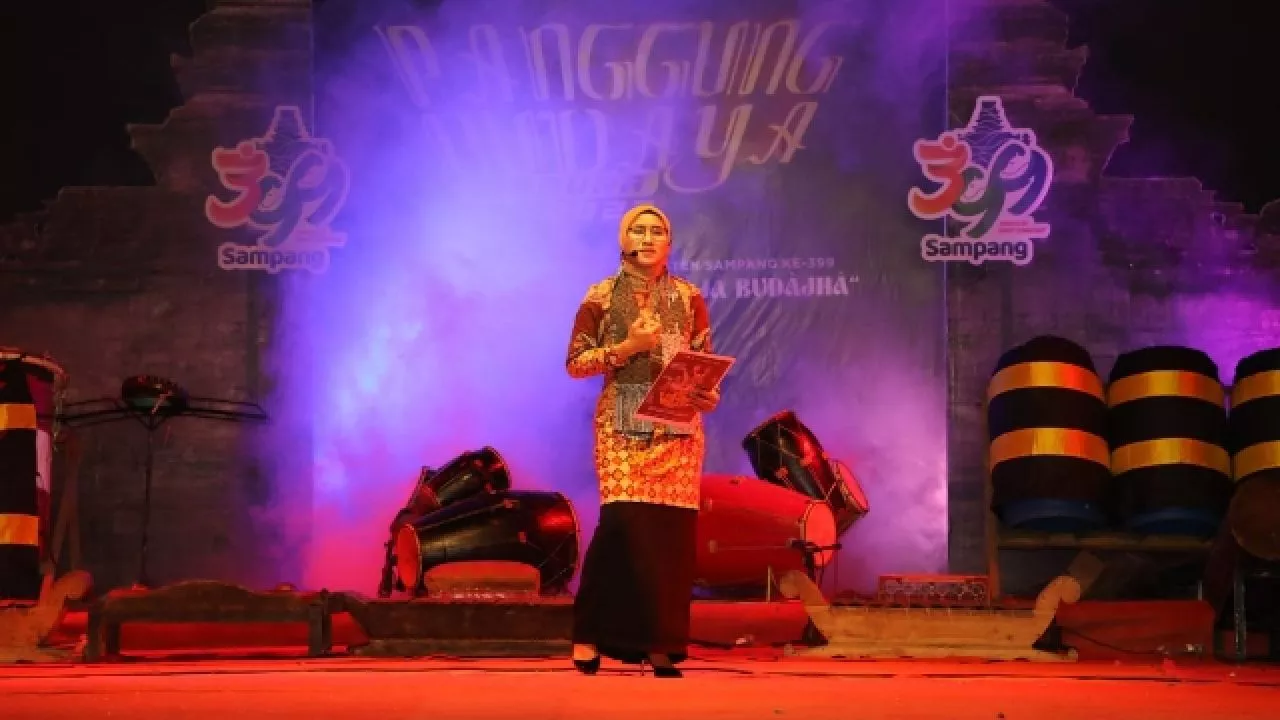 Heboh, di HUT Kabupaten Sampang ke 399, Ketua TP PKK Sampang Baca Puisi