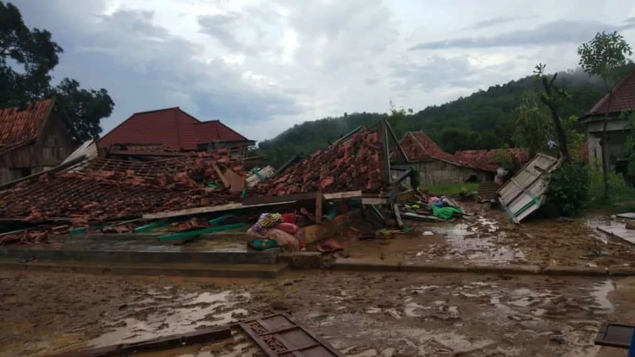 Hujan Deras Melanda Desa Paopale Laok Ketapang, Rumah Warga Hancur