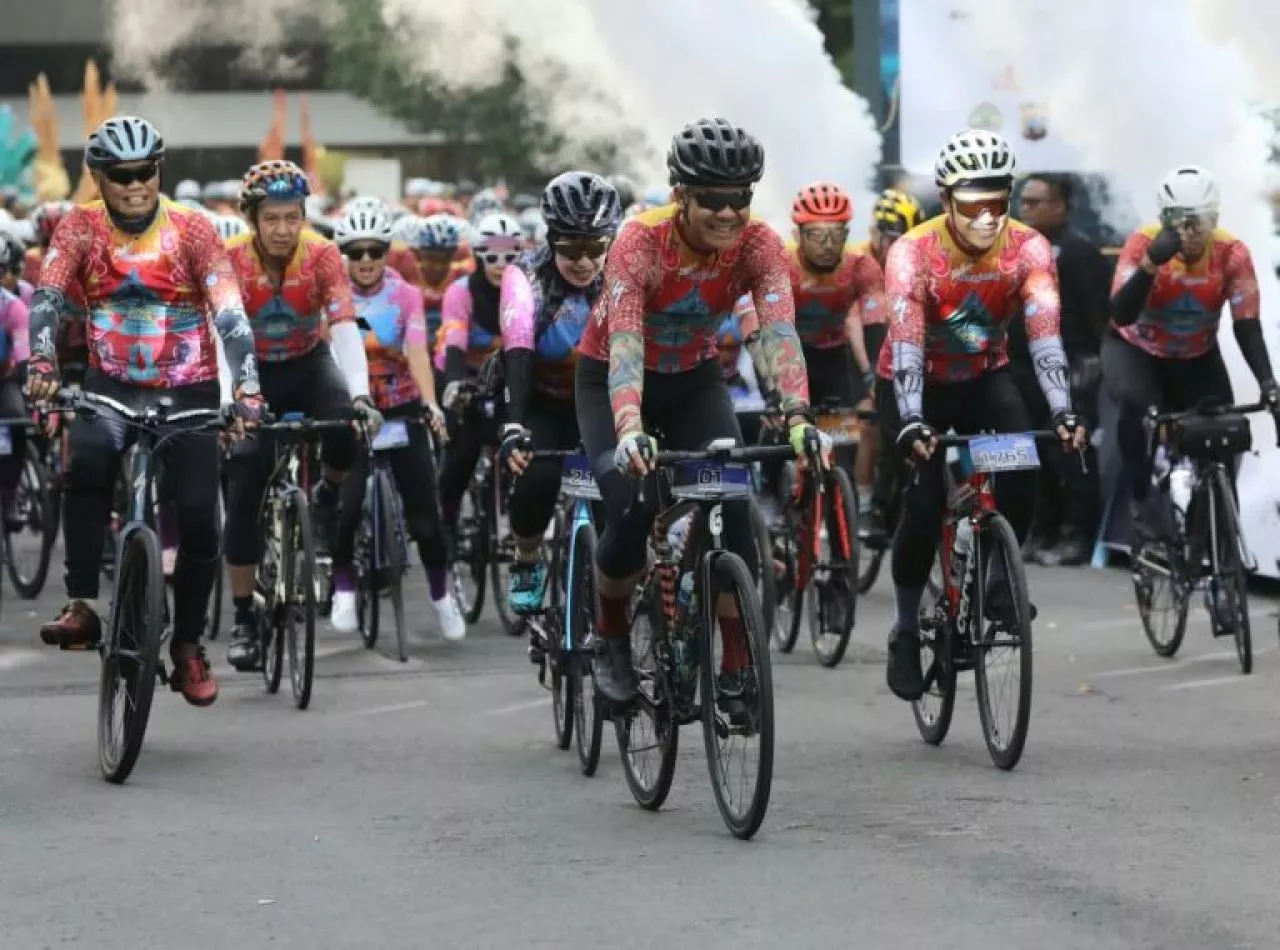 Ganjar Jadi Peserta Gowes Tour de Borobudur, Hari ke Dua Dilepas oleh Gibran