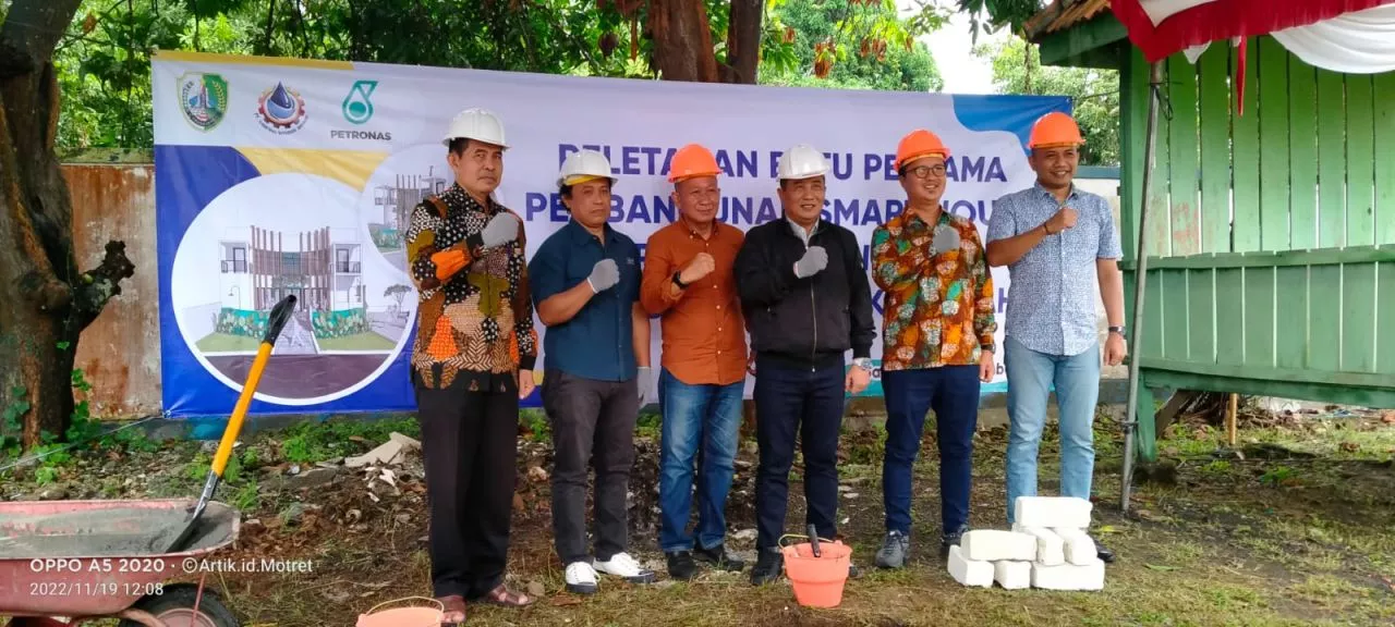 Sekdakab Sampang Letakkan Batu Pertama Pembangunan Rumah Pintar dari Petronas