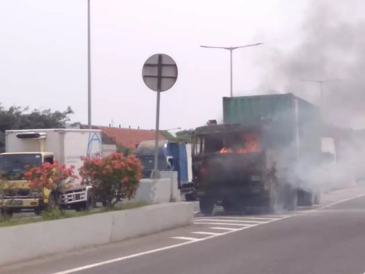 Truk di Jalur Exit Tol Sunda Terbakar, 1 Unit Damkar Dikerahkan