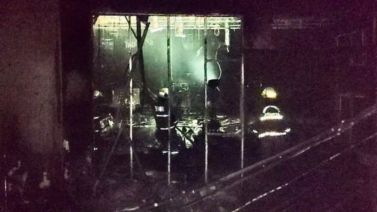 Sebuah Bar di Jalan Tanjung Duren Terbakar, 15 Unit Damkar Dikerahkan